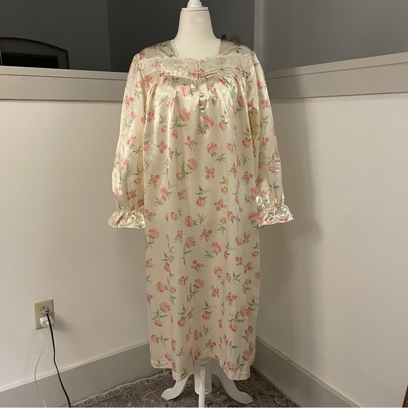 NWT Erika Taylor Cream Pink Floral Print Satin Flannel Pajamas Sz Medium - Picture 1 of 13